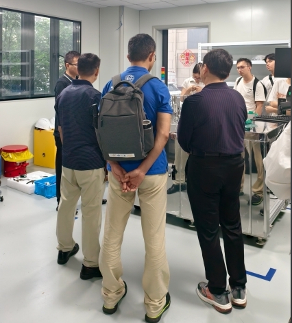 上海工程技术大学学生参观光键设备